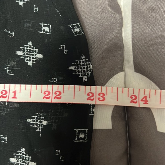 EUC sheet black patterned sleeveless blouse - Picture 5 of 6